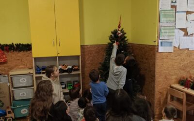 Igra, osmijesi i dobrota: osmašice razveselile mališane u domu Klasje