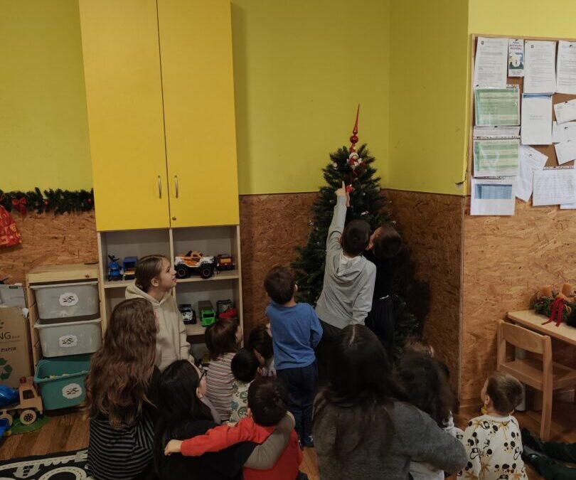 Igra, osmijesi i dobrota: osmašice razveselile mališane u domu Klasje