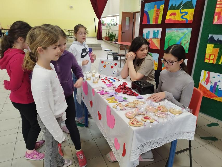 ❤️ Valentinovo u našoj školi: Slatkišima podržali rad zadruge