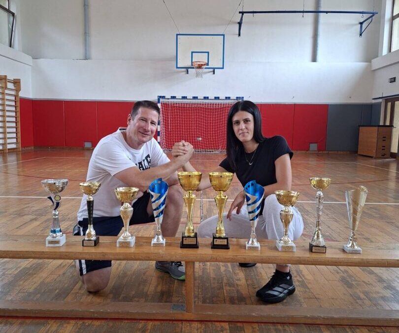 Učitelji TZK sa osvojenim trofejima u prošloj školskoj godini